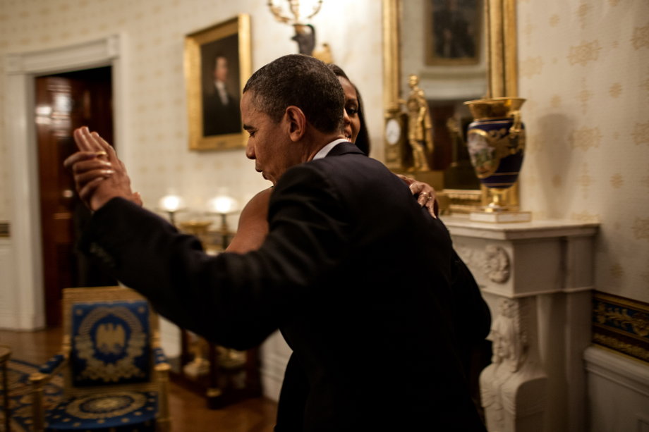 Prezydent Barack Obama tańczy z Pierwszą Damą w Niebieskim Pokoju Białego Domu w 2012 r.