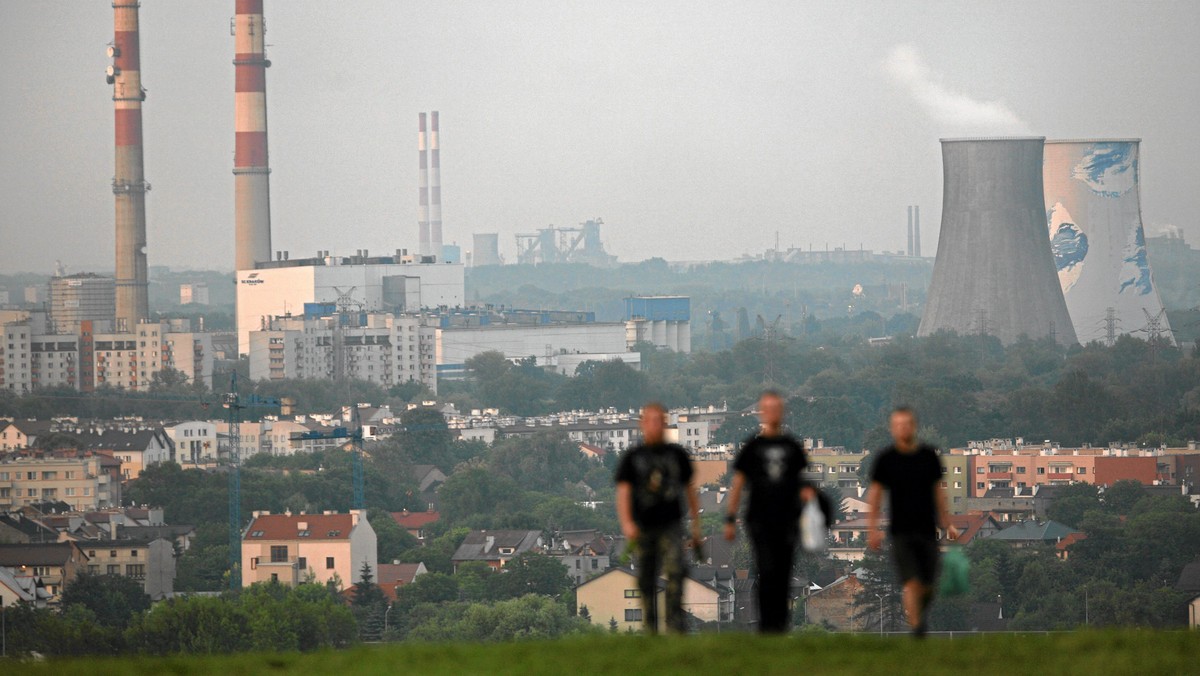 Sejmik województwa małopolskiego przyjął w poniedziałek uchwałę wyznaczającą działania związane z poprawą jakości powietrza na najbliższe 10 lat. Jednym z najważniejszych rozwiązań będzie wprowadzenie ograniczeń w stosowaniu paliw stałych na trenie Krakowa.