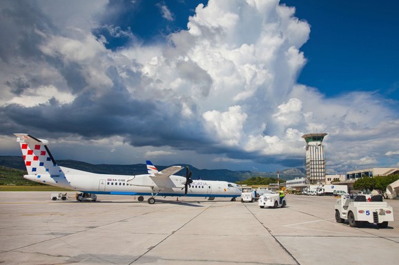 AERODROM ZATVOREN, LETOVI KASNE Drama u Splitu: Avion iz Madrida ostao zaglavljen na pisti