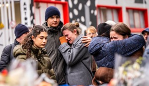 Porodice i prijatelji žrtava dan nakon tragedije u Kran-Montani