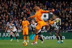 Bellingham zmarnował karnego, Vinicius Junior wyleciał z boiska, a Real i tak pokonał Valencię