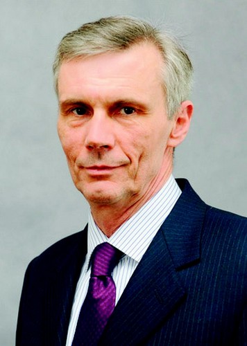 <b>Andrzej Bratkowski, Rada Polityki Pieniężnej: ZUS</b><br /><br />ZUS wybrałem już w 1999 r. i dziś bym ten wybór powtórzył. Dlaczego nie OFE? Mam świadomość, że wszystko to, co poszło do OFE, wygenerowało dług publiczny. Takiego wyboru dokonałbym ze względu na dobro publiczne. Nie ma także gwarancji, że stopy zwrotu uzyskane przez OFE będą większe od waloryzacji subkonta w ZUS. Jest za to spore ryzyko, że mogą być mniejsze, dlatego nie ma powodu, by takie ryzyko podejmować. Dodatkowo będę przechodził na emeryturę w środku powojennego wyżu demograficznego i można się spodziewać, że gdy OFE zaczną wypłacać więcej pieniędzy, będzie to miało niekorzystny wpływ na giełdę.