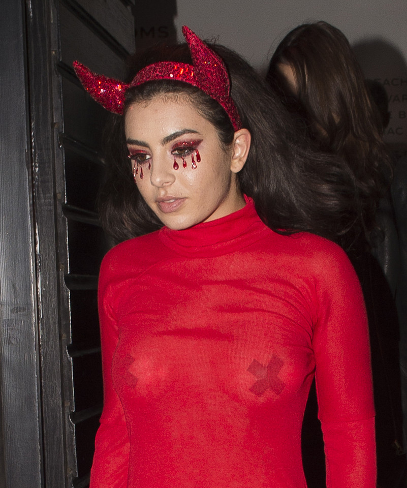 Charli XCX znów odsłania swoje ciało