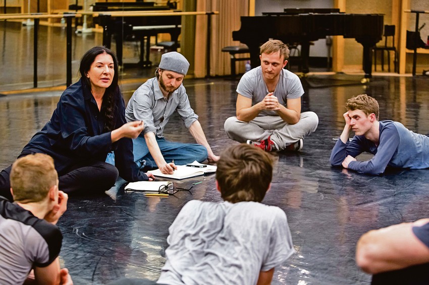 Marina Abramović i Damijen Žale (drugi zdesna od nje)