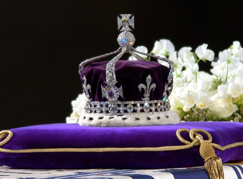 Koh-i-noor – jeden z największych znanych diamentów na świecie, pochodzi z Indii. Waży 105 karatów (21,6 g). Obecnie znajduje się w koronie brytyjskiej i zdobi przód krzyża nad obręczą tego insygnium