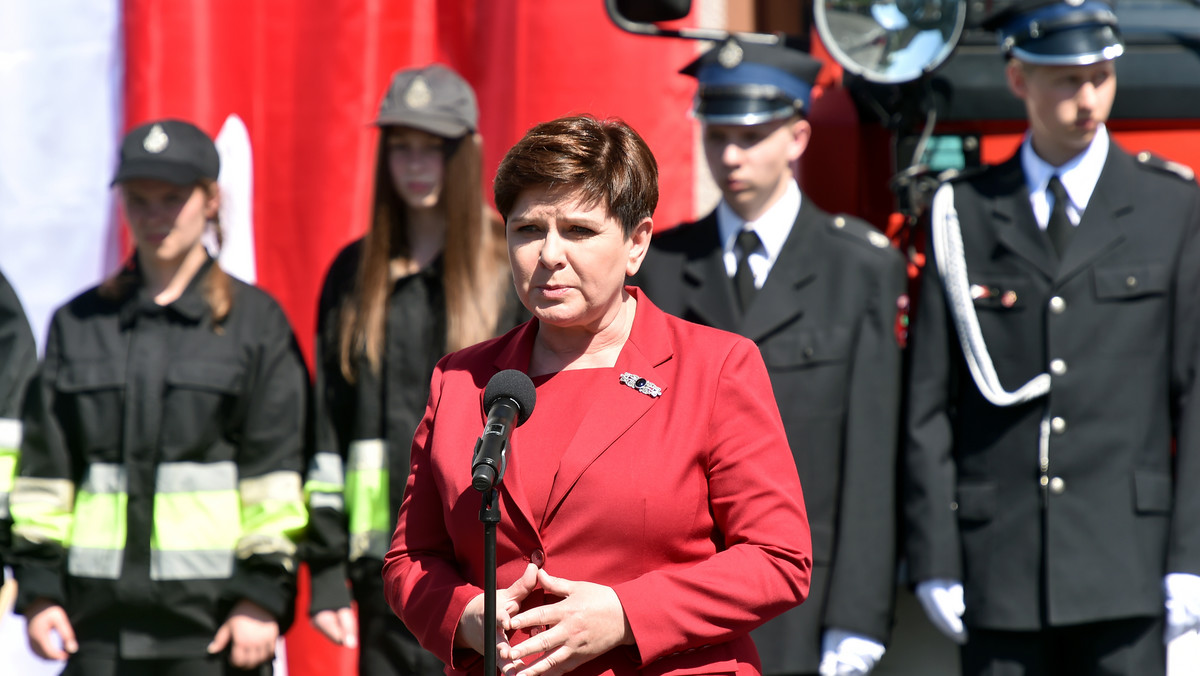 Każdy z nas może się czuć bezpiecznie właśnie dlatego, że strażacy są zawsze na swoim posterunku - powiedziała dziś Beata Szydło podczas uroczystości obchodów 130-lecia Ochotniczej Straży Pożarnej w jej rodzinnych Brzeszczach. Wystąpienie premier zakłóciła demonstracja KOD.