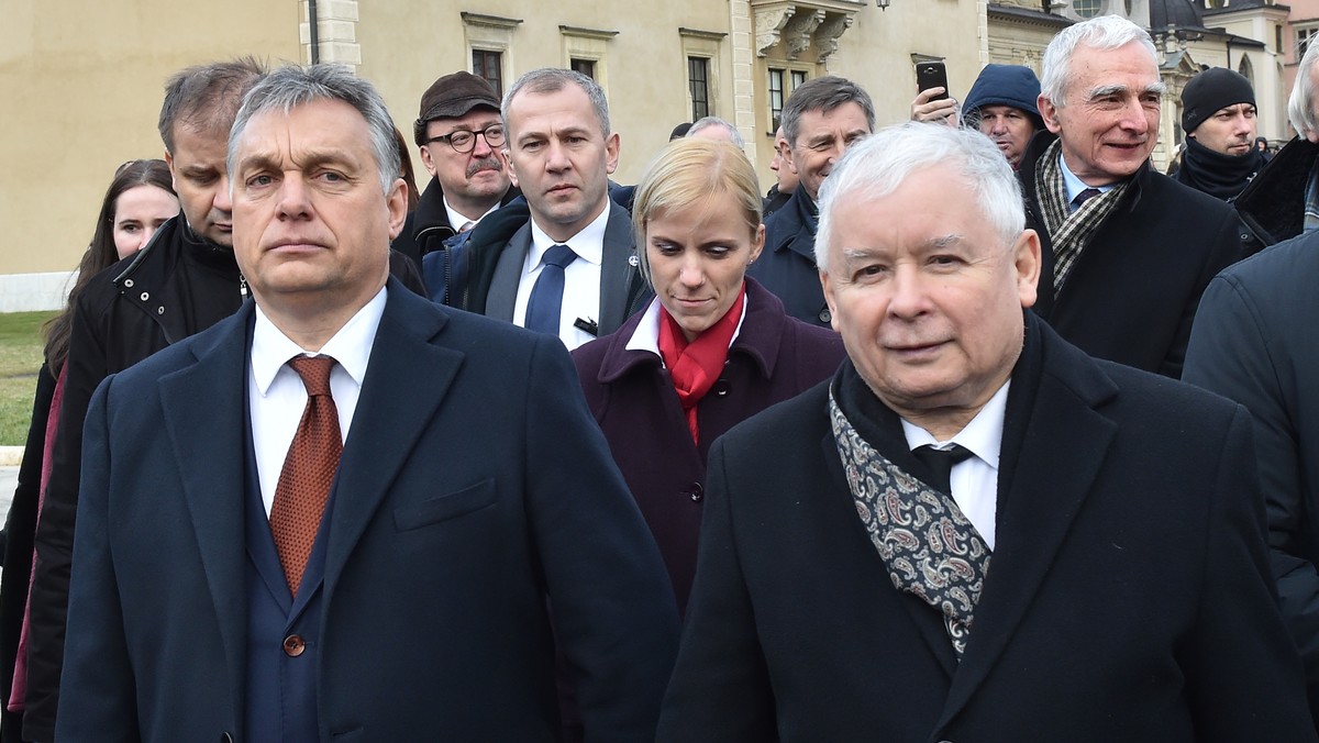 Polaków i Węgrów łączą od 1956 r. braterskie więzy krwi – podkreślił w Krakowie premier Węgier Viktor Orban podczas uroczystości odsłonięcia tablicy upamiętniającej pomoc Polaków udzieloną w czasie rewolucji węgierskiej w 1956 r.