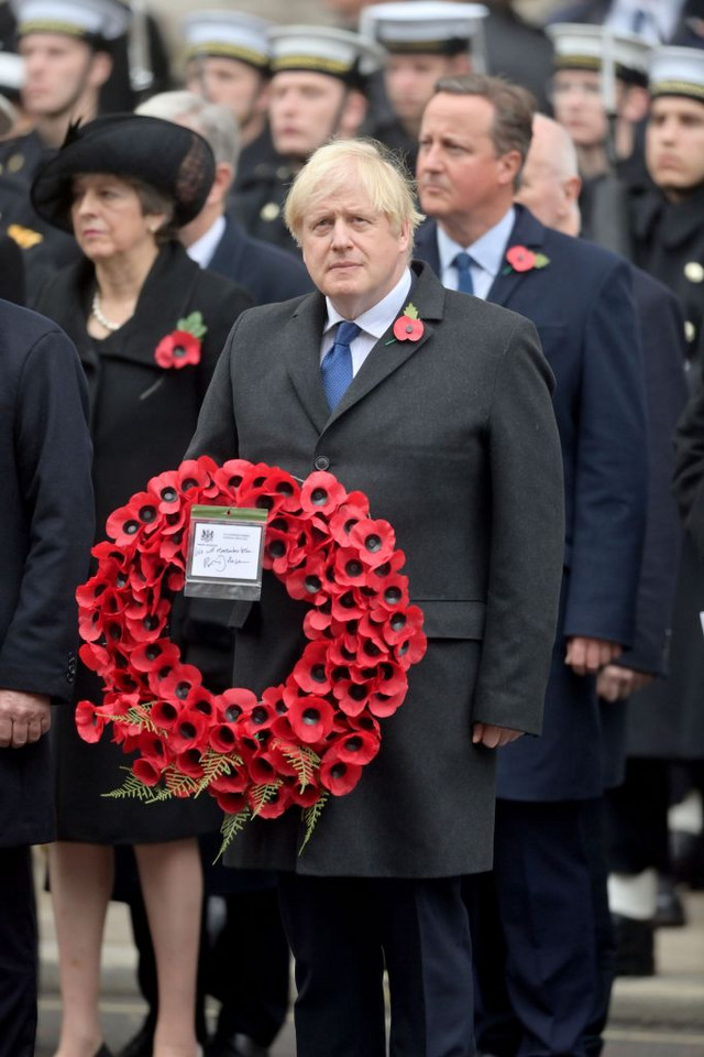 Premier Boris Johnson z wieńcem (za nim David Cameron)