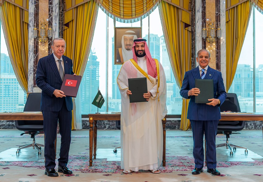 Predsednik Turske Redžep Tajip Erdogan, saudijski prestolonaslednik Mohamed bin Salman i premijer Pakistana Šehbaz Šarif u Saudijskoj Arabiji