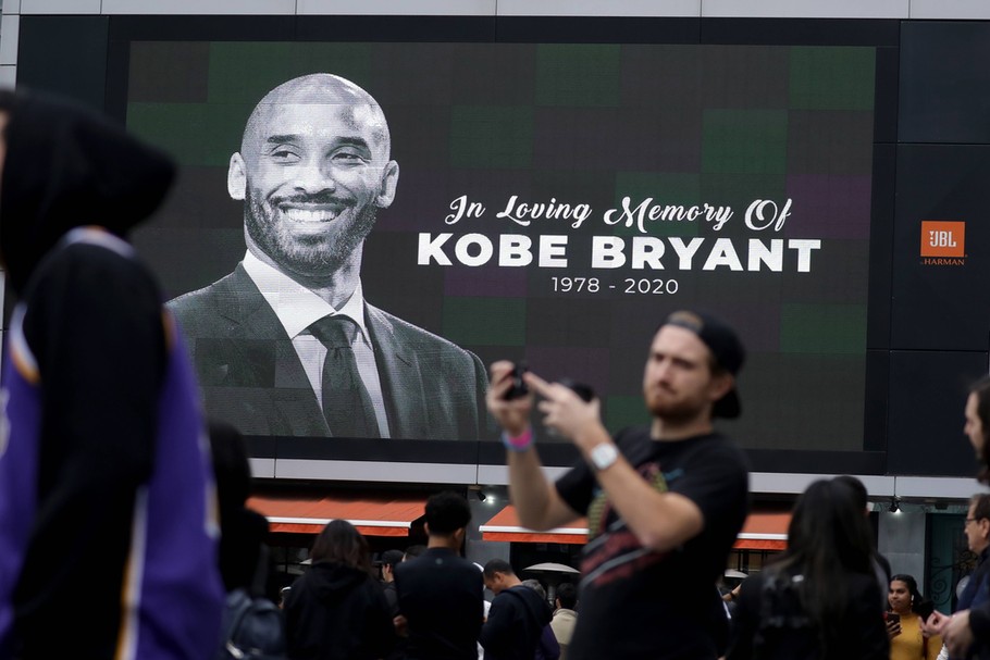 Fani gromadzą się pod halą w Los Angeles, aby uczcić pamięć Kobe'ego Bryanta