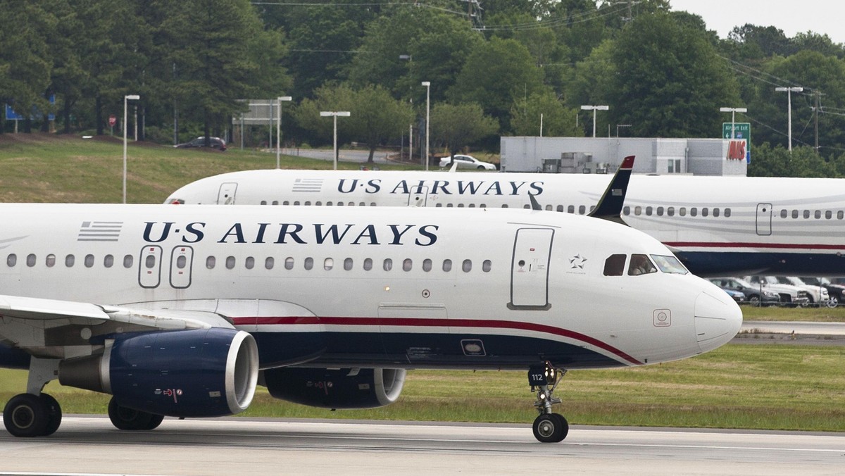 Samolot linii US Airways, który leciał z Paryża musiał zmienić trasę i lądować w Bangor w stanie Maine, po tym jak jeden z pasażerów "zachowywał się podejrzanie" - informuje CNN. Po wylądowaniu okazało się, że nie ma zagrożenia terrorystycznego. "Kłopoty" spowodowała pasażerka z zaszytym w ciele urządzeniu medycznym.