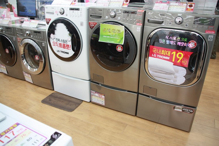 Ładowana od przodu pralka, która udźwignie 19 kilogramów prania, największa z dotychczas produkowanych sprzętów tego typu