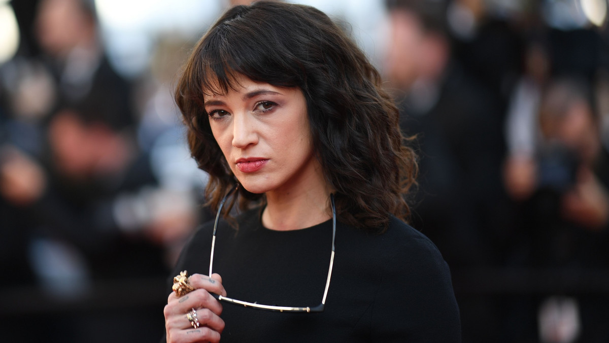 Asia Argento musi pożegnać się z rolą jurora we włoskiej edycji programu "X Factor". Producenci zdecydują się na emisję nagranych odcinków z aktorką, ale później zastąpią ją nowym ekspertem. Zwolnienie Argento jest związane z ostatnimi doniesieniami, w których aktorka została oskarżona o wykorzystanie seksualne 17-letniego chłopaka.