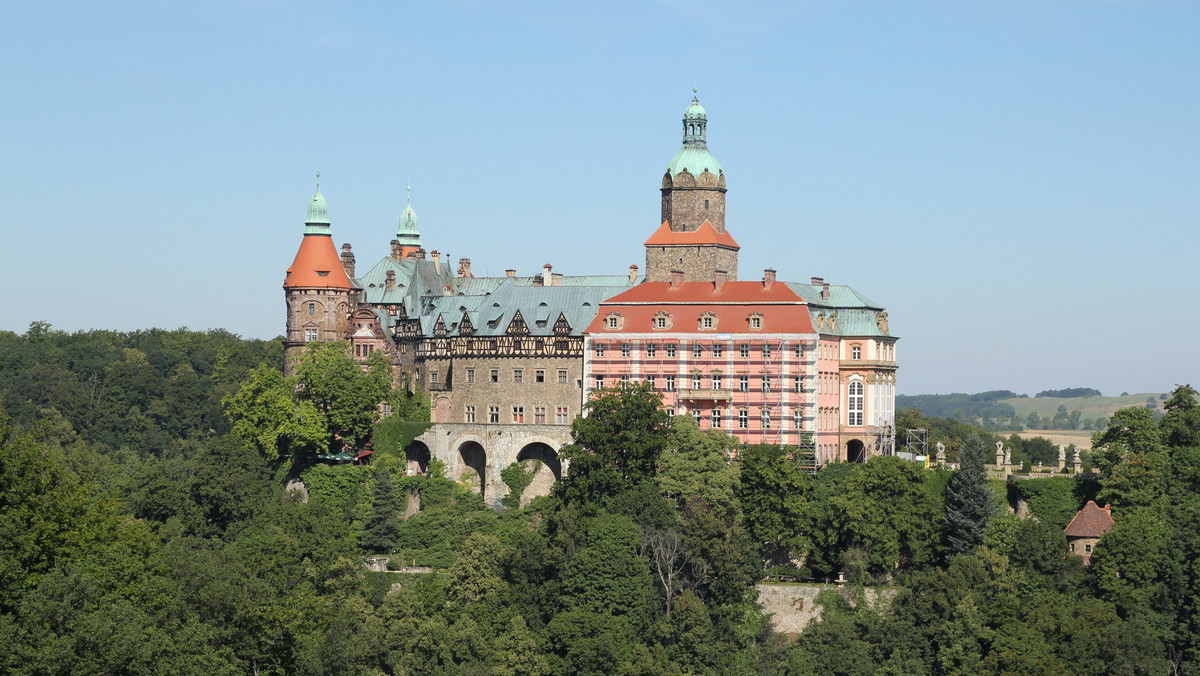 Podziemia Książa, jednego z najpiękniejszych i największych zamków w Polsce, mają zostać otwarte dla turystów wiosną 2016 roku - poinformowało Polskie Radio Wrocław.