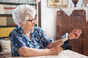 Magas vérnyomás: meglepő dolog csökkentheti idősebb korban