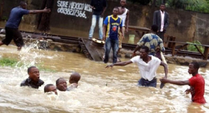 Some good Samaritans trying to rescue victims during the flood