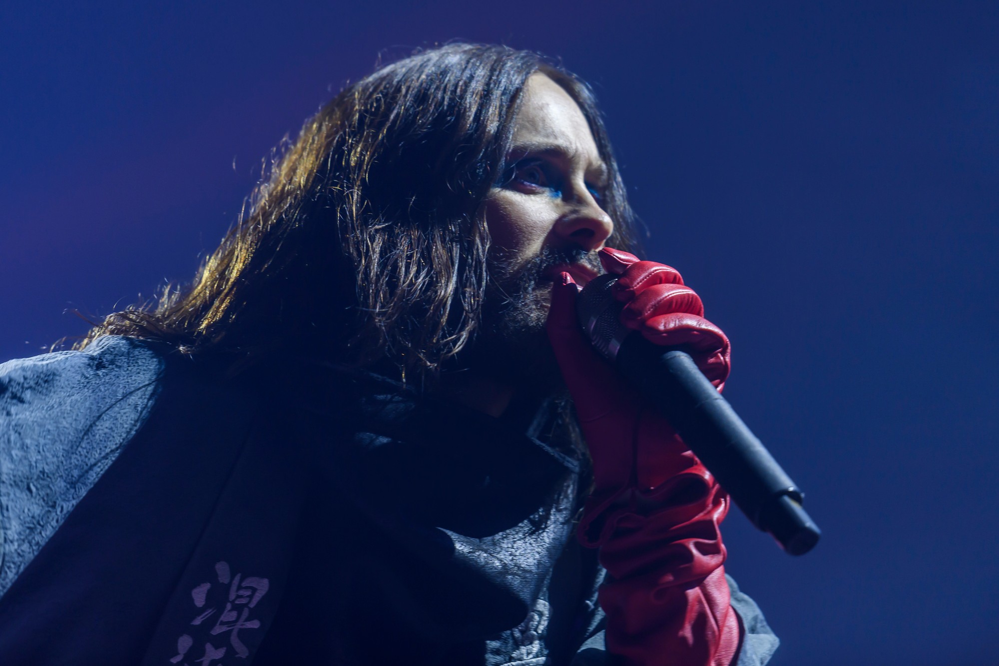 Spevák a herec Jared Leto počas koncertu americkej skupiny Thirty Seconds to Mars v Bratislave.