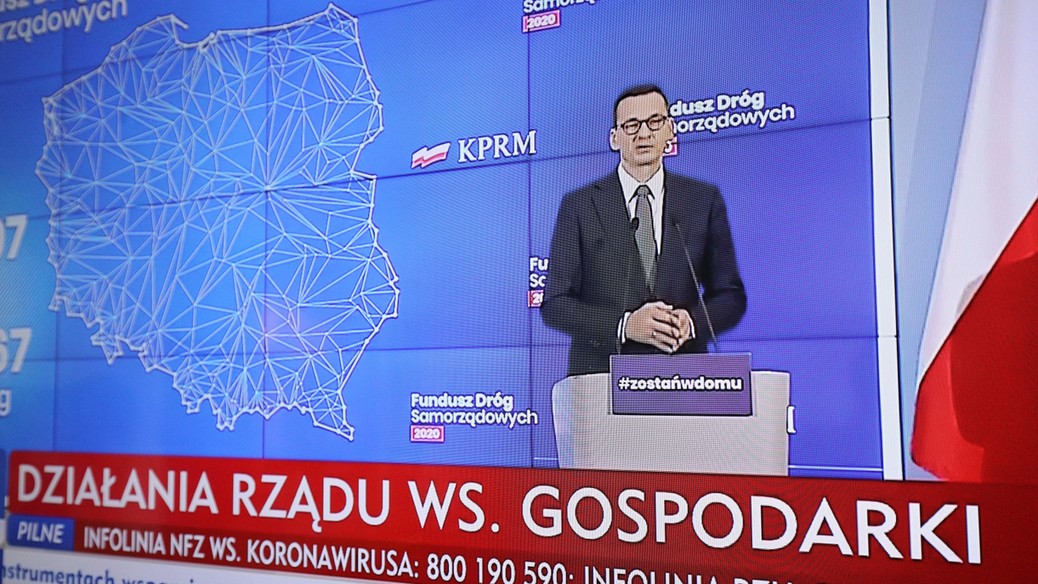 Warszawa, 15.04.2020. Koronawirus w Polsce. Transmisja konferencji prasowej premiera RP Mateusza Morawieckiego (na ekranie) z KPRM w Warszawie, 15 bm. Konferencja dotyczyła działań rządu ws. gospodarki w obliczu epidemii koronawirusa.