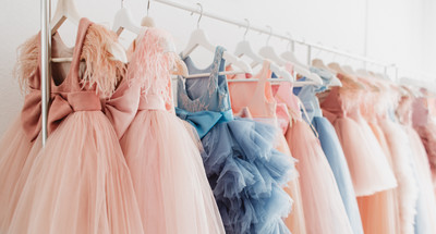 Sukienki dla dziewczynek na wesele 2022 - trendy w modzie dziecięcej