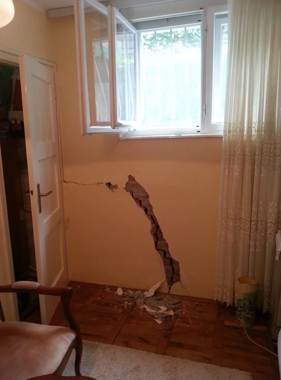 Pukotina duboka toliko da stane ceo kuhinjski nož