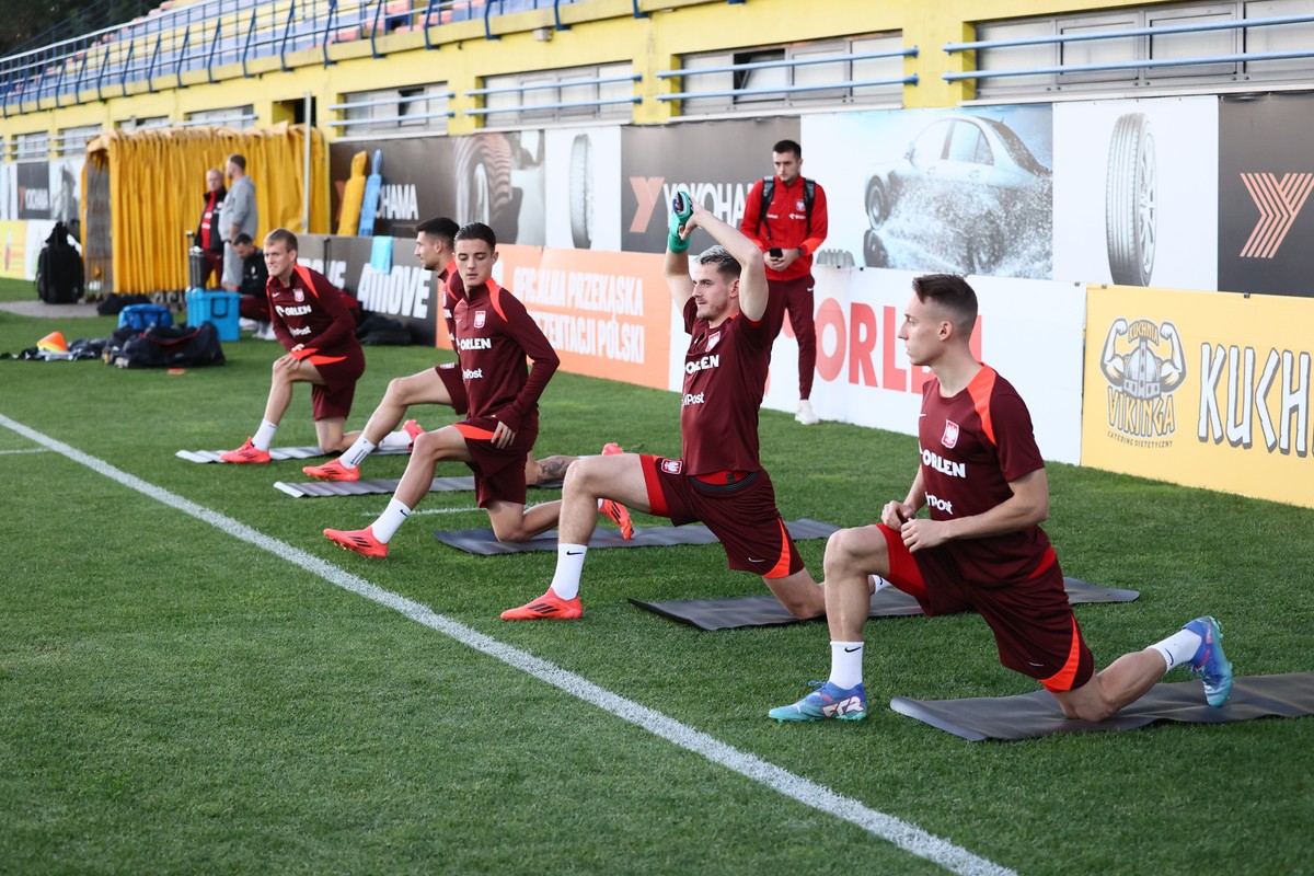 Piłkarze reprezentacji Polski (od lewej): Karol Świderski, Jakub Moder, Kacper Urbański, Jakub Kamiński i Dominik Marczuk, podczas treningu w portugalskim Cosme