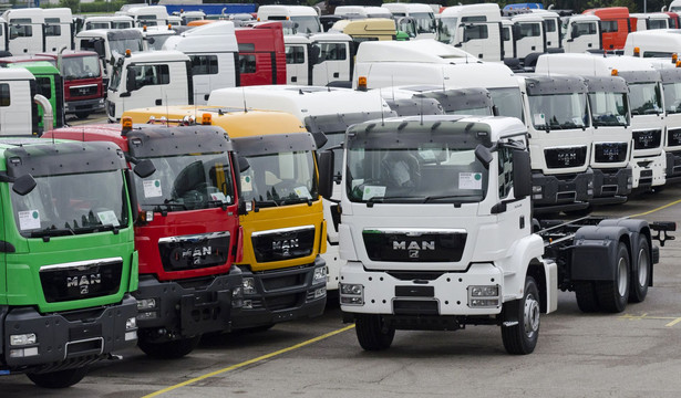 Zakłady MAN-a w Niemczech muszą ograniczyć produkcję ciężarówek. Na zdjęciu parking pełen ciężarówek w zakładach w Monachium.