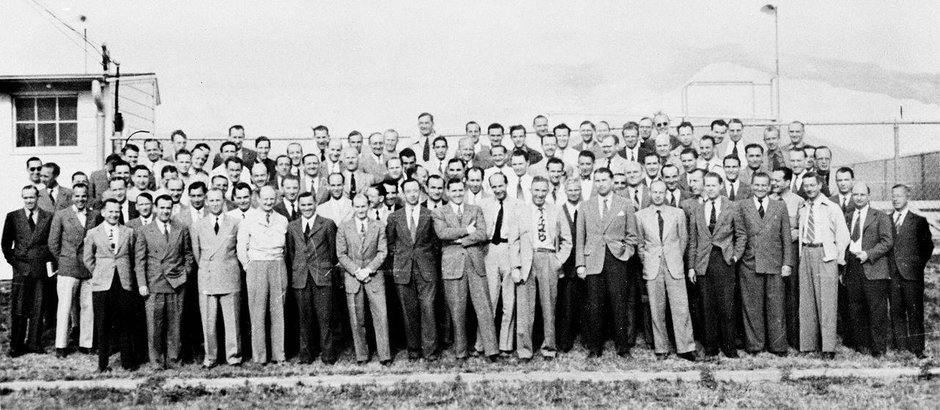 Zdjęcie przedstawiające grupę 104 niemieckich naukowców, wśród nich Wernher von Braun i Arthur Rudolph