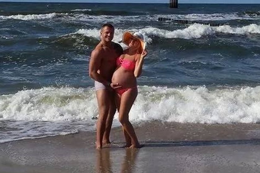 Eliza i Trybson pozują do zdjęcia na plaży