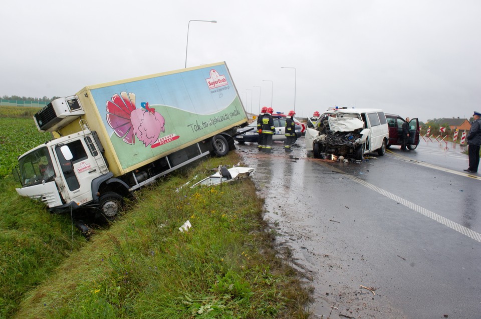 Zderzenie busa z tirem w woj. łódzkim