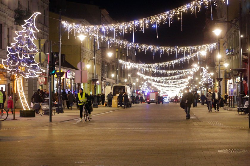 Rozpoczął się montaż świątecznej iluminacji w Łodzi 