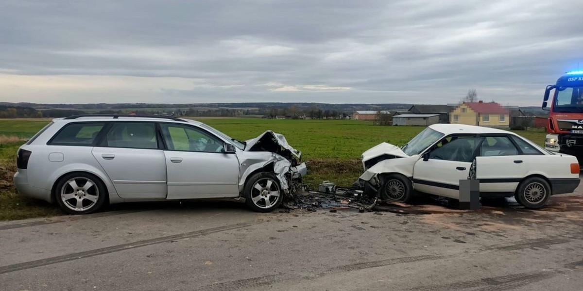 Tragiczny wypadek w Kolonii Bończy. Zginęła 65-letnia kobieta, kierująca jednym z audi.