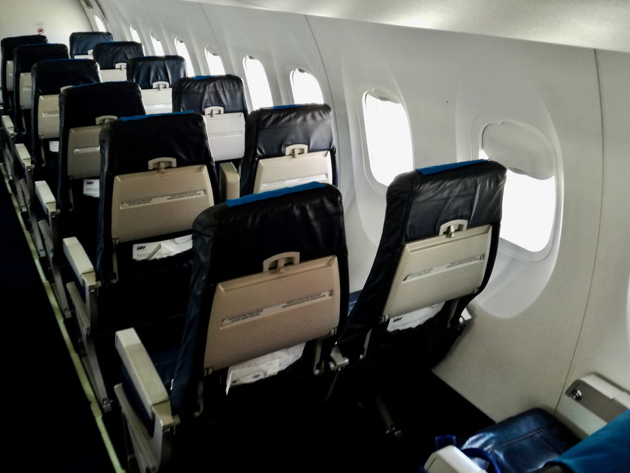 Fotele w samolocie mają układ 2+2