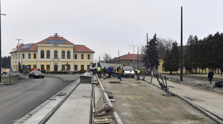 Szeged és Hódmezővásárhely között épülő tram-train villamosvasút-vonal / Fotó: MTI/Máthé Zoltán