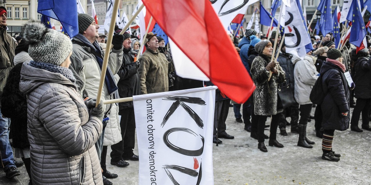 Oni wygrywają z PiS! Zaskakujący sondaż