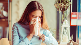 Czy zaszczepieni przeciwko COVID-19 grypę przechodzą łagodniej? Lekarz wyjaśnia