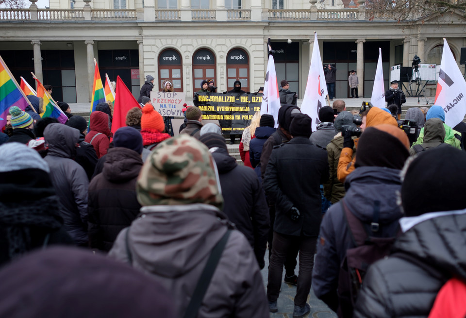 POZNAŃ MANIFESTACJA STOP PRZEMOCY NA TLE RASOWYM (uczestnicy manifestacji)