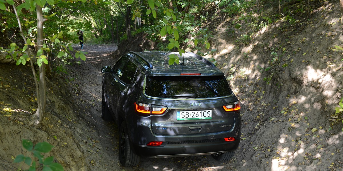 Jeep Compass 4xe jest jedyną wersją tego modelu, która ma napęd na cztery koła. Za napęd tylnych kół odpowiada jednak silnik na prąd.