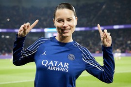 HIT! Adrijana Lima BEZ ŠMINKE zaludela MUŠKI ROD više nego FUDBAL, a svi gledaju i u MUŠKARCA pored nje: Brinuo o njoj kao o MALO VODE NA DLANU