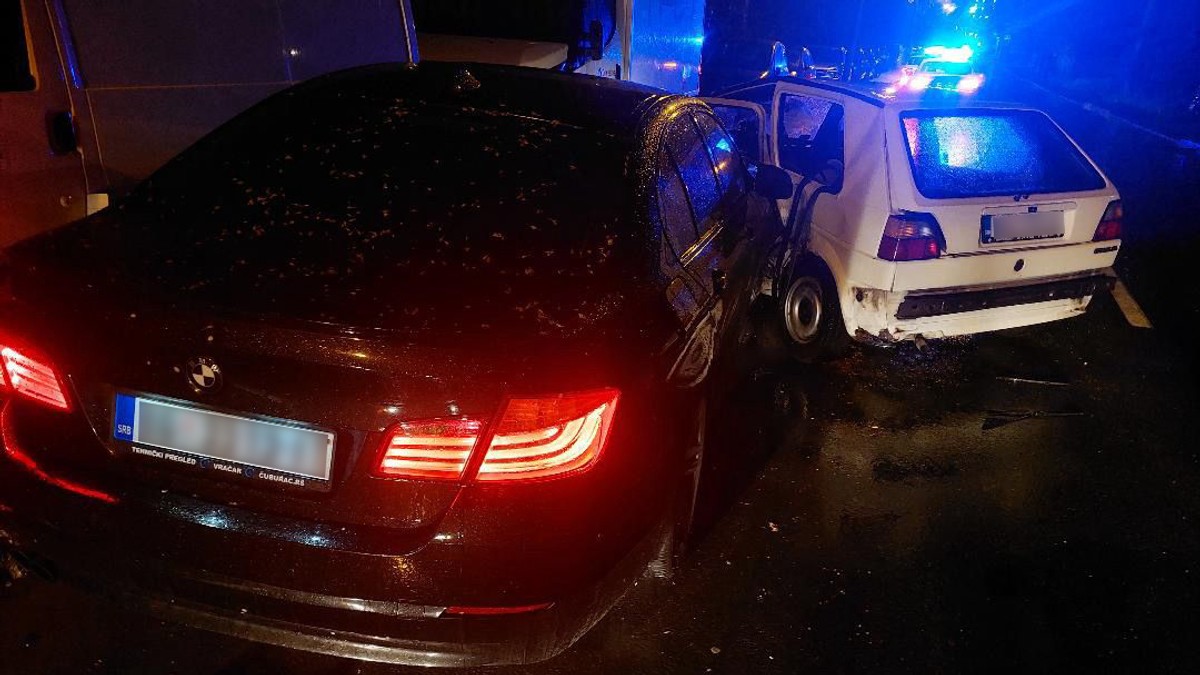 (foto, video) Divljao bmw po Kumodražu, pa napravio haos: Zakucao se u golf, pa prebio policajce