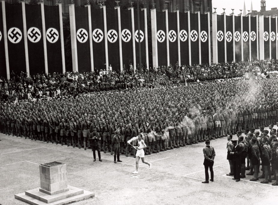 Dwa symbole na jednym zdjęciu: nazistowska swastyka i olimpijski znicz/ fot. Getty Images