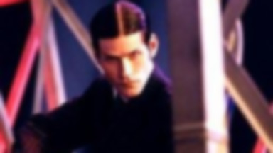 Crispin Glover u boku Johna Cusacka