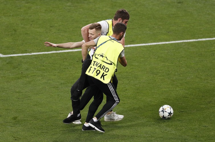 Wielki skandal w finale Ligi Mistrzów. Kibic przeszkodził Cristiano Ronaldo w strzeleniu gola