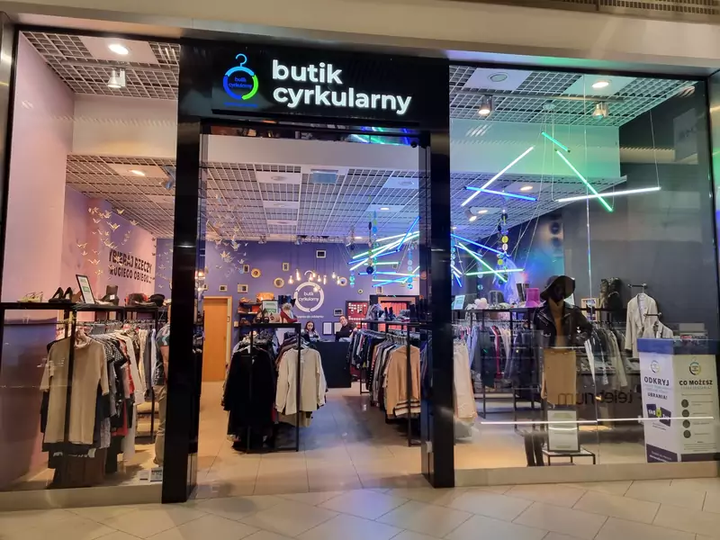 Butik Cyrkularny wygląda jak klasyczny sklep z nową odzieżą 