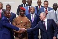 Władimir Putin z uczestnikami szczytu Rosja-Afryka w Petersburgu. W mundurze tymczasowy przywódca Burkina Faso Ibrahim Traore