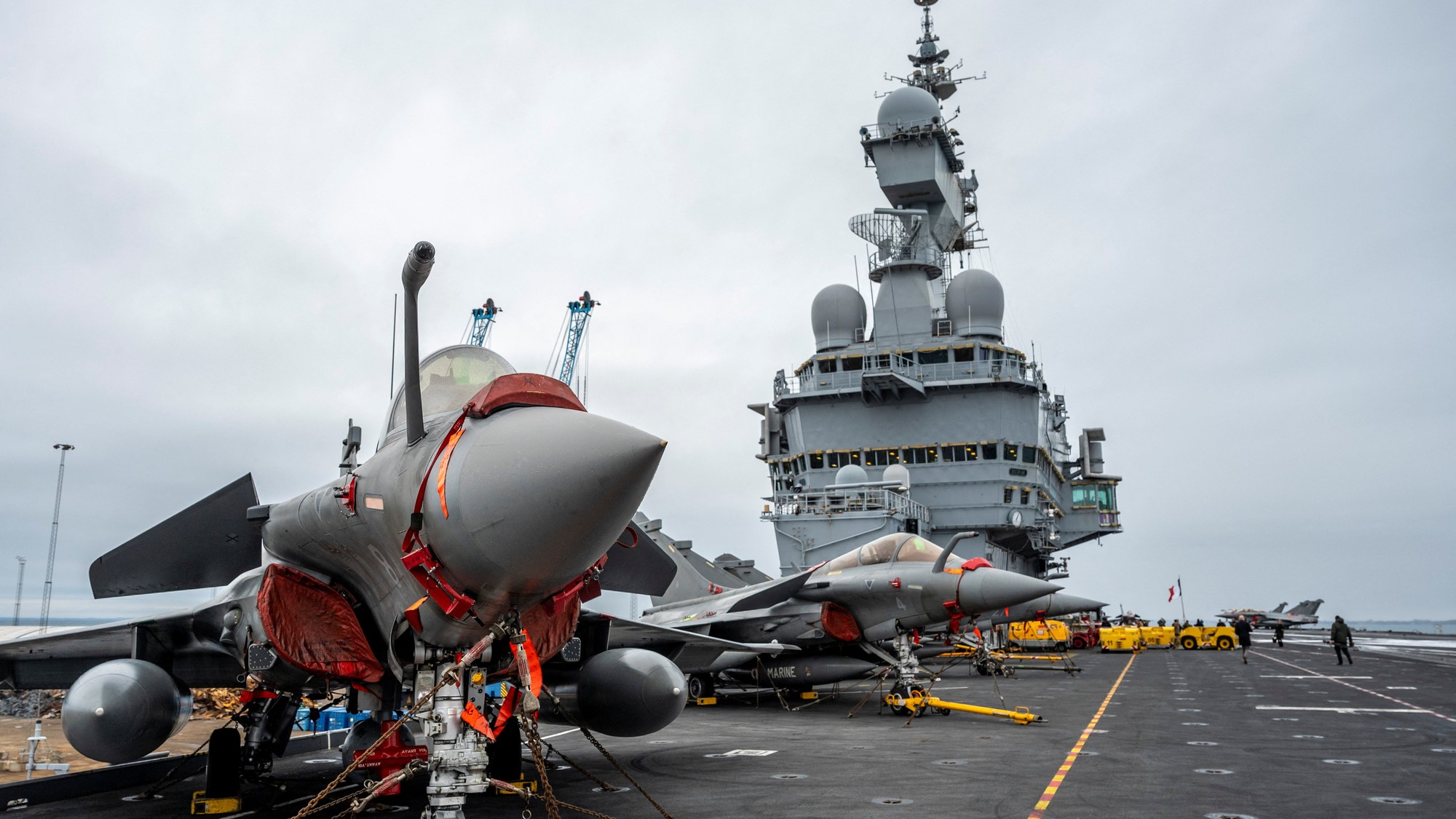 Francúzska lietadlová loď Charles de Gaulle v švédskom prístave.