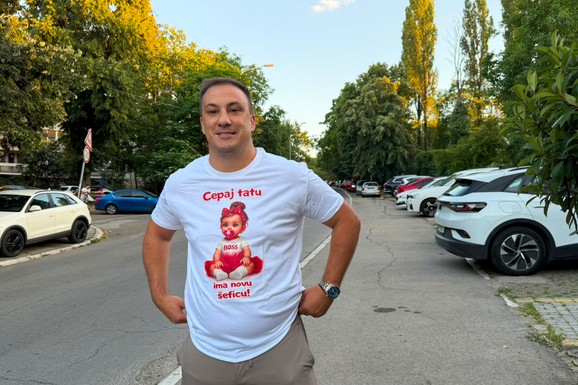 "CEPAJ TATU, IMA NOVU ŠEFICU" Partner Dee Đurđević stigao na veselje povodom ROĐENJA ĆERKICE! Nosi majicu sa hit natpisom i poručuje: "Više sam se ja uplašio nego Dea" (VIDEO)