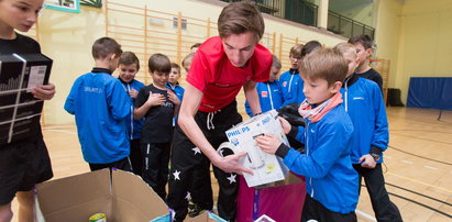 Kamil Stoch uczy mistrzowskiego pomagania