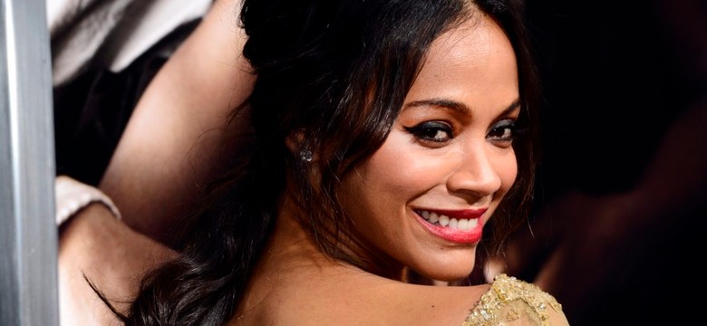 Zoe Saldana wodzi na pokuszenie... "tylnym dekoltem"