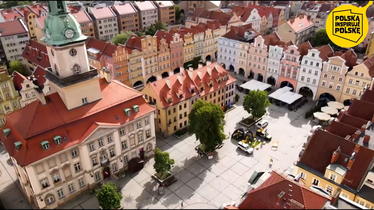 "Polska inspiruje Polskę" odwiedza Jelenią Górę. Jak żyje się w mieście Barei i stolicy teatru