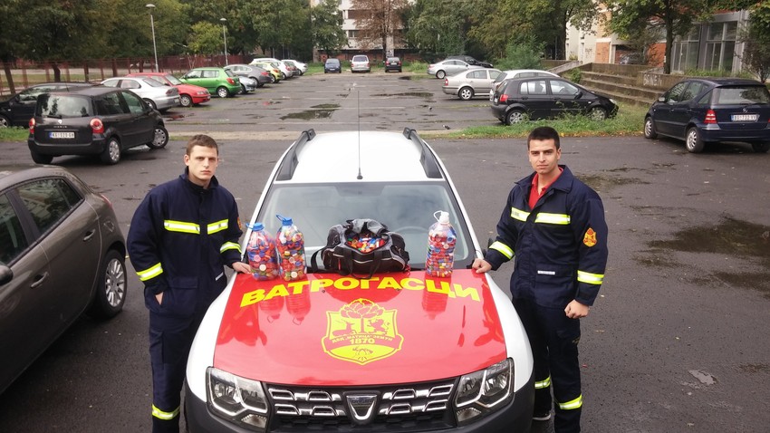 Luka Čvorović i Marko Gajić sa prikupljenim čepovima